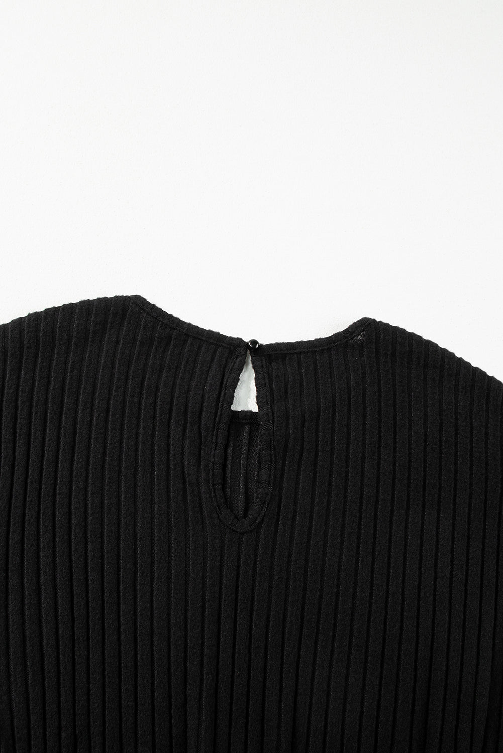 Schwarzer vollfarbiger gerippter kurzarm-overall mit weitem bein