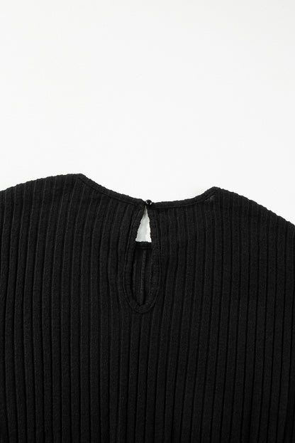 Schwarzer vollfarbiger gerippter kurzarm-overall mit weitem bein