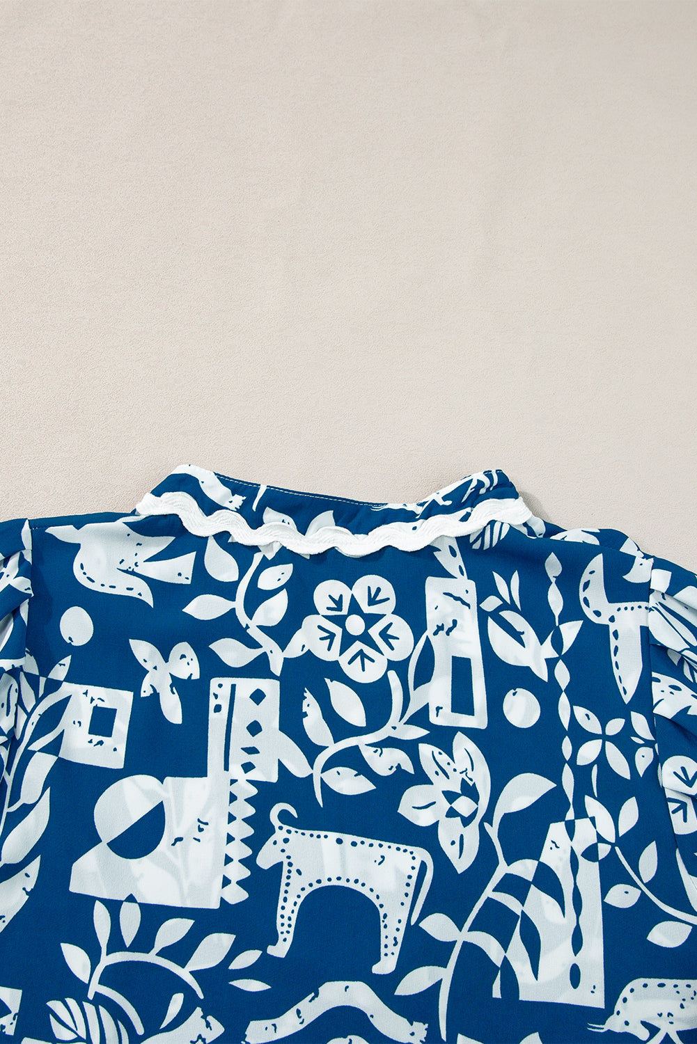 Blaues Kleid mit geteiltem Halsausschnitt und Rüschenbesatz mit Blumenmuster