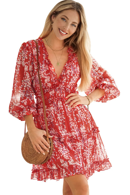 Feurig rotes kleid mit rüschenbesatz und offenem rücken mit blumenmuster