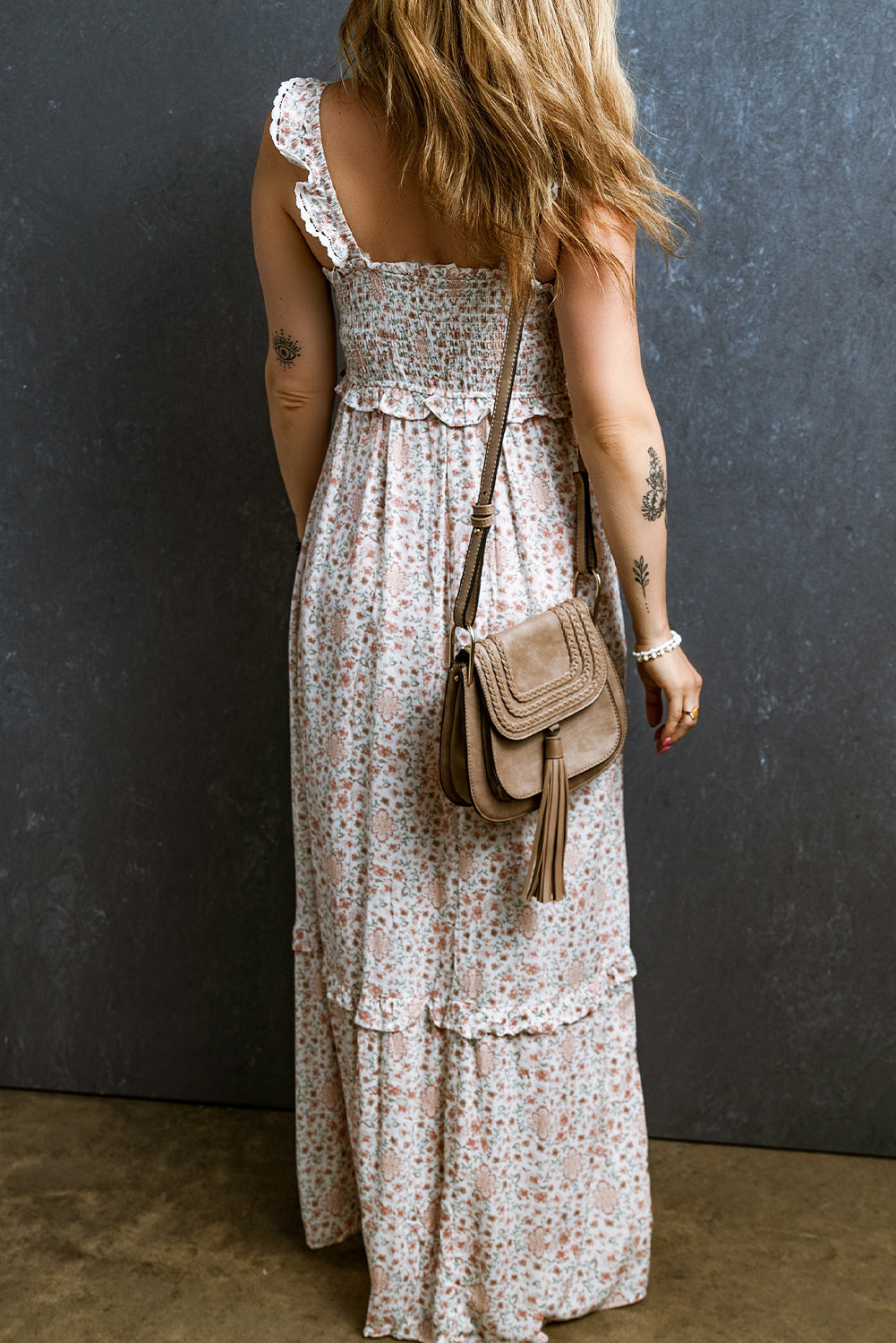 Weißes Maxikleid aus gerüschter Spitze mit gerafften Trägern und Blumenmuster