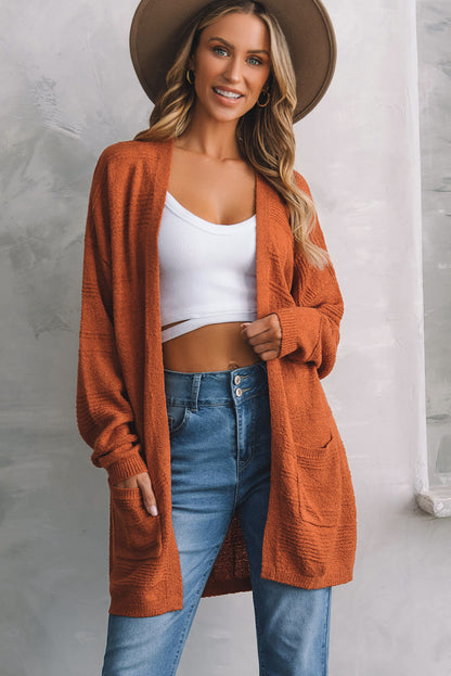 Tomatenrote strickjacke mit taschen und offener vorderseite aus strukturiertem strick