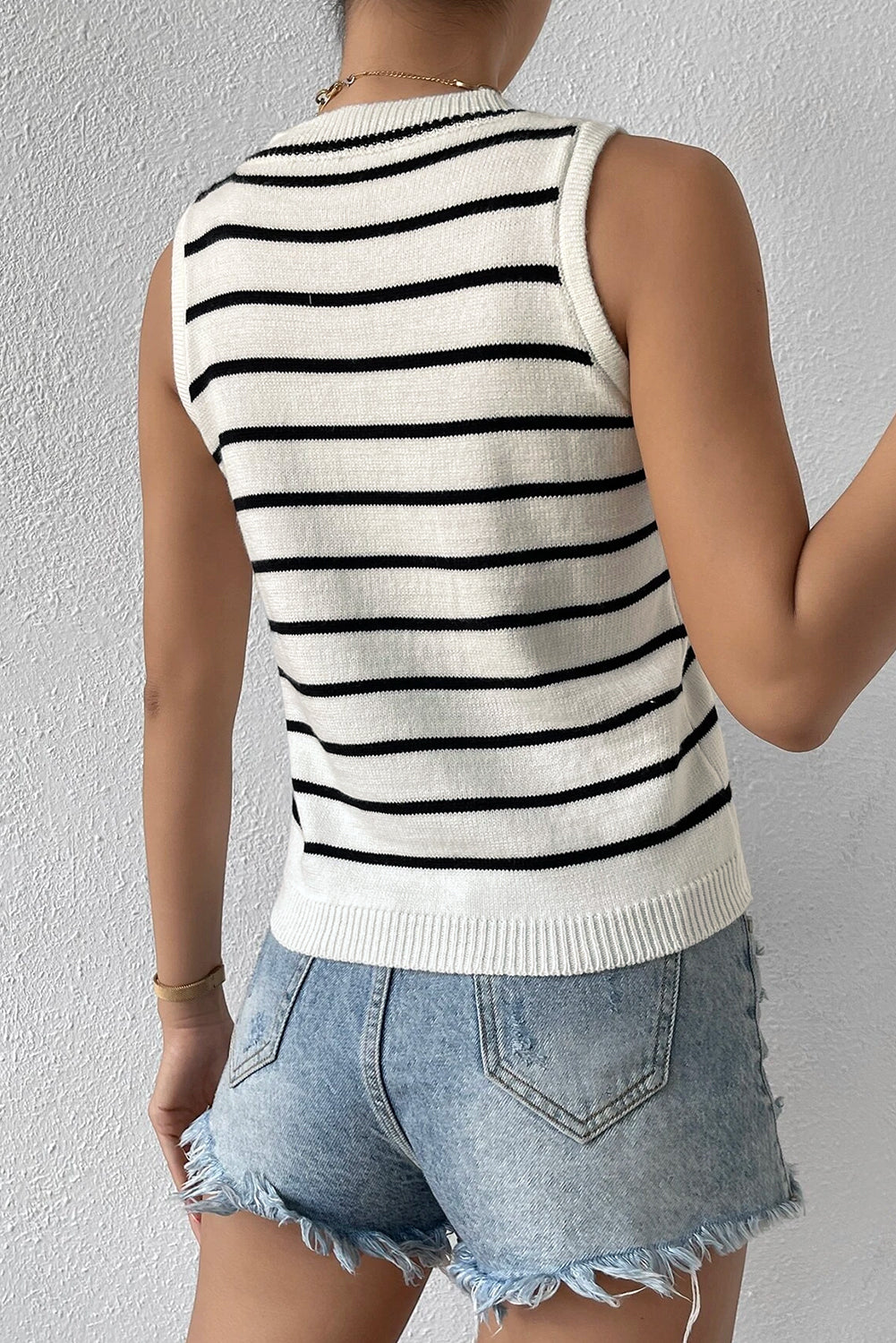 Weiß gestreifte pullover-weste mit rundhalsausschnitt