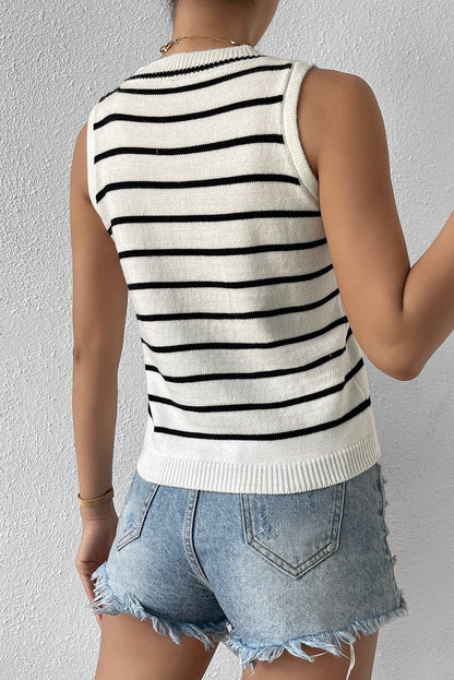 Weiß gestreifte pullover-weste mit rundhalsausschnitt