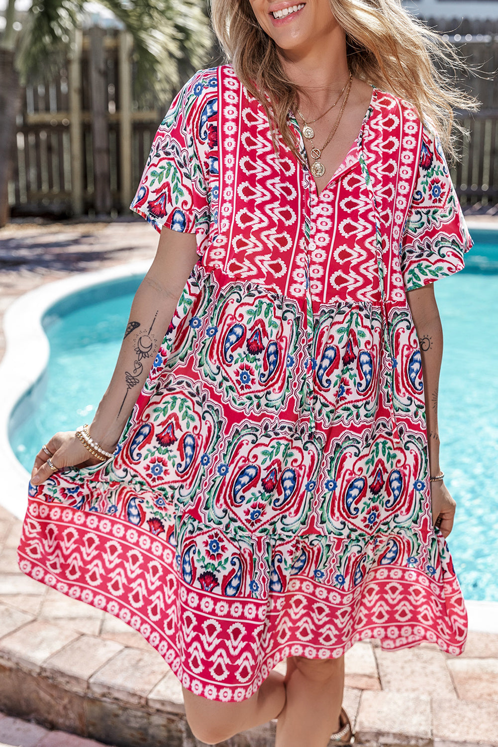 Rosa bohemian print krawattenausschnitt rüschensaum kurzes kleid