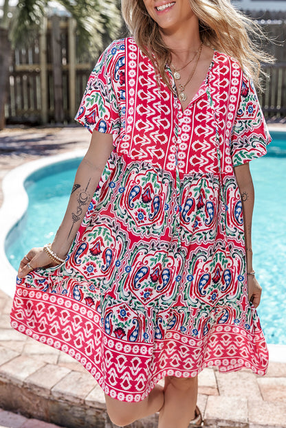 Rosa bohemian print krawattenausschnitt rüschensaum kurzes kleid