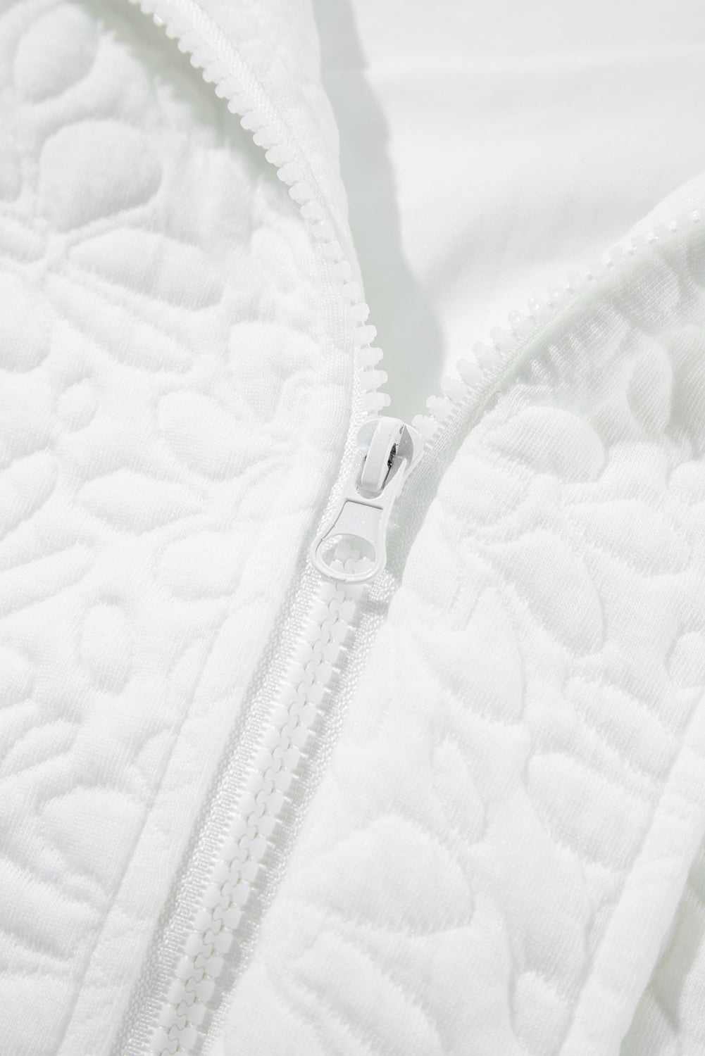 Weiße gesteppte jacke mit blumenmuster