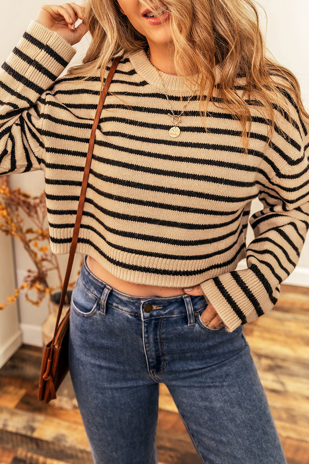 Helles french beige gestreifter pullover mit rundhalsausschnitt und überschnittenen schultern