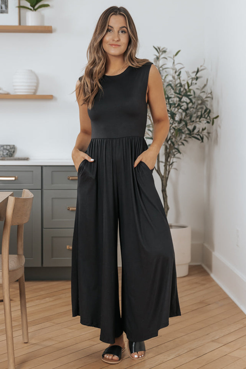 Schwarzer jumpsuit mit weitem bein und offenem rücken
