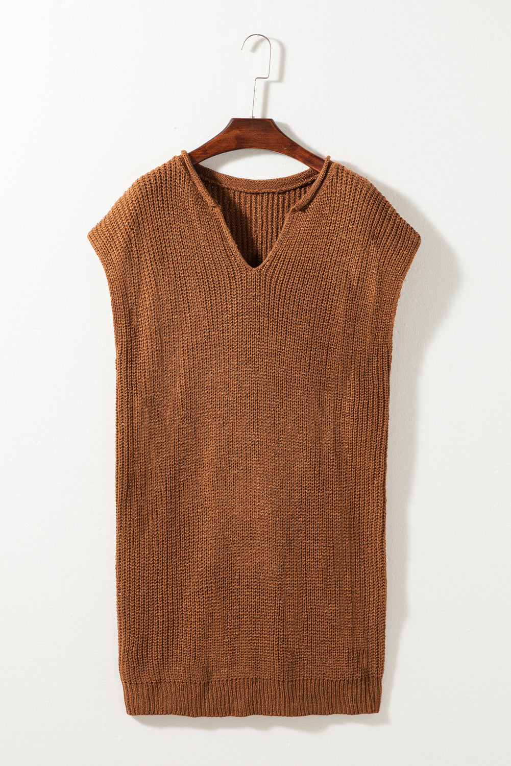 Kamelfarbenes pulloverkleid mit kurzen ärmeln und v-ausschnitt