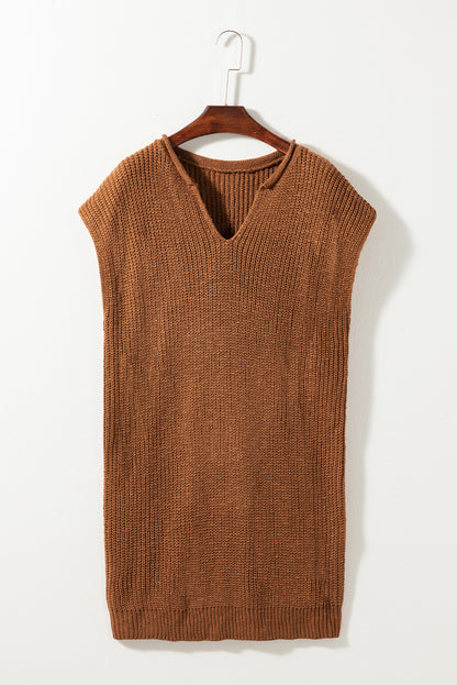 Kamelfarbenes pulloverkleid mit kurzen ärmeln und v-ausschnitt