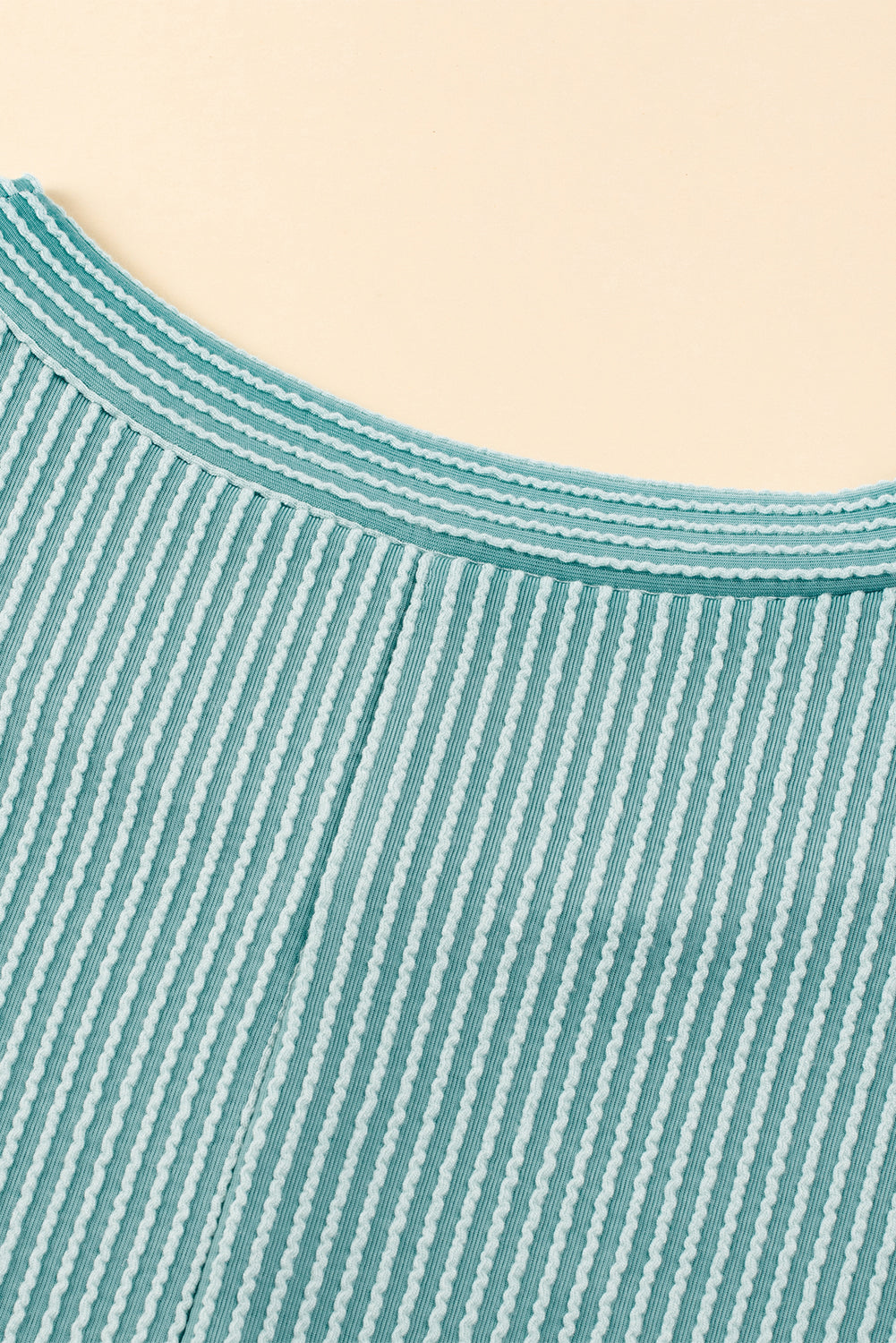 Aruba blau strukturiertes minikleid mit gerafften flatterärmeln