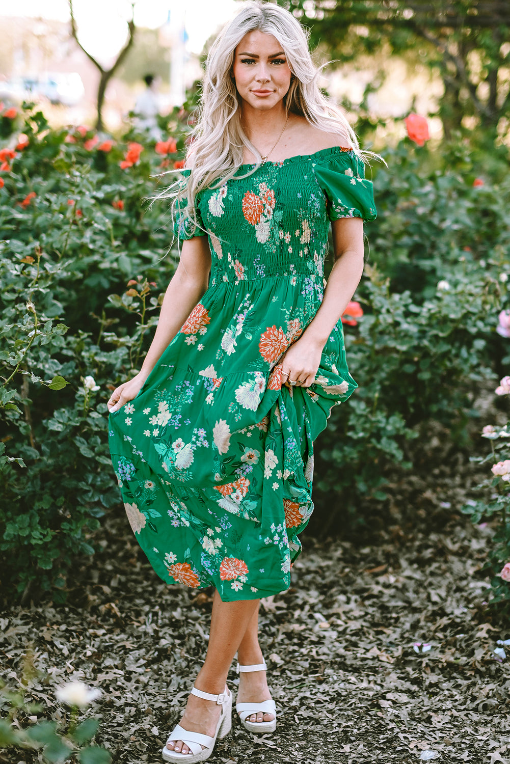 Grünes midikleid mit blümchendruck und gesmokten ärmeln