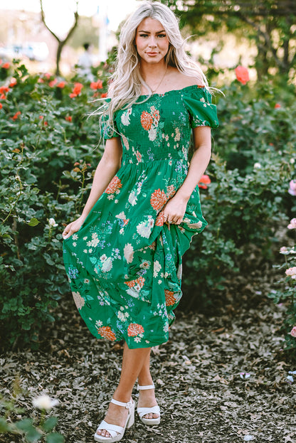 Grünes midikleid mit blümchendruck und gesmokten ärmeln
