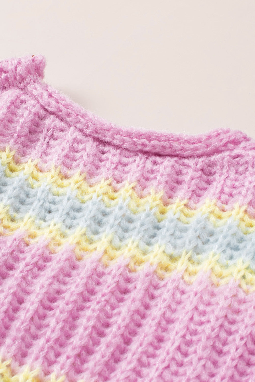Rosa gestreifte strickjacke mit offener vorderseite und kontraststreifen