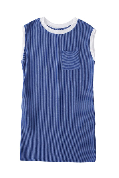 Segelblaues t-shirt-kleid mit strukturierten rippenärmeln