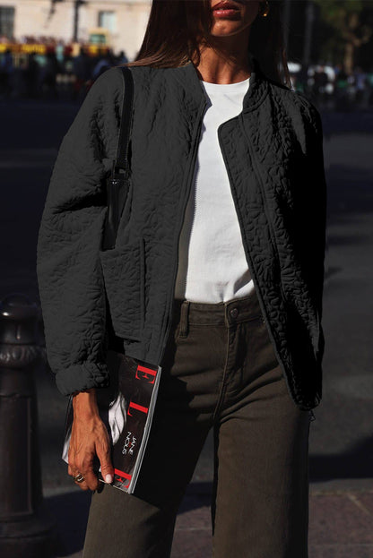 Schwarze gesteppte jacke mit blumenmuster