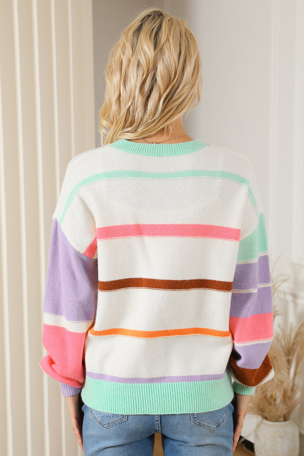 Mehrfarbig gestreifter colorblock pullover mit überschnittenen schultern