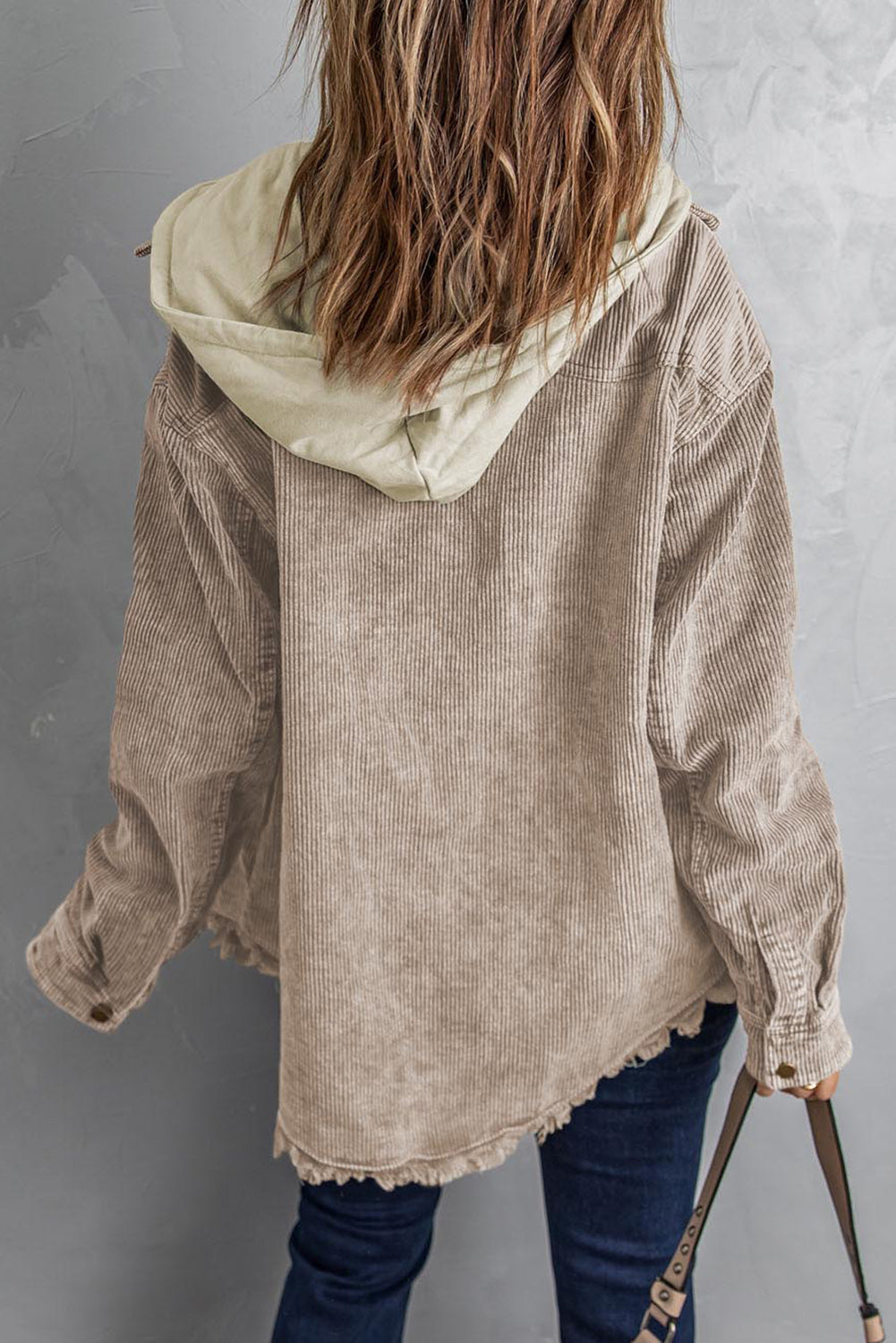 Khakifarbene patchwork-kapuzenjacke aus cord