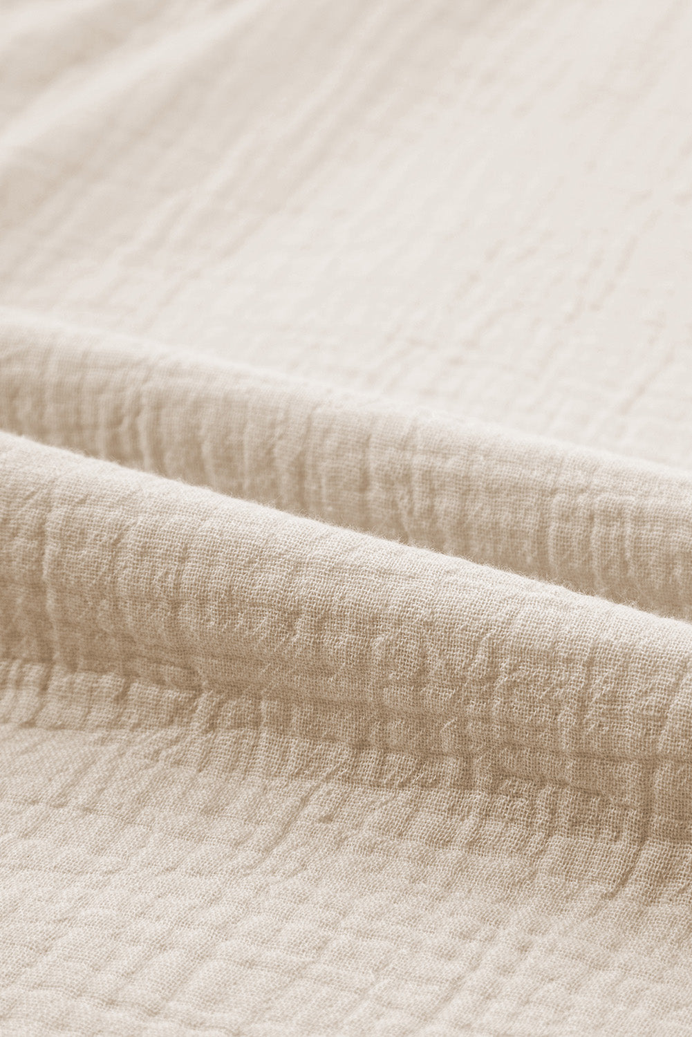 Beigefarbenes Minikleid mit Puffärmel und Crinkle-Spitzenbesatz