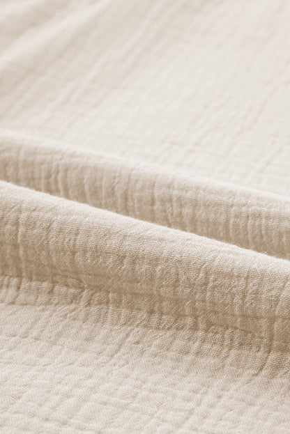 Beigefarbenes Minikleid mit Puffärmel und Crinkle-Spitzenbesatz