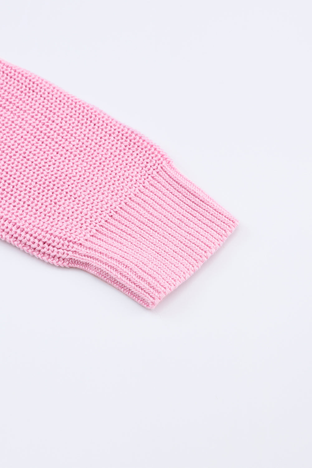 Rosa pullover mit v-ausschnitt aus rippenstrick