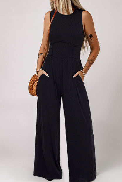 Schwarzer ärmelloser jumpsuit mit weitem bein und eingeschnürter taille