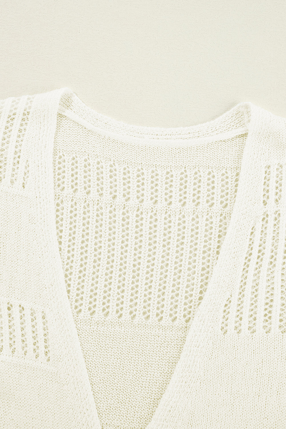 Weiße, einfarbige, leichte, offen gestrickte tunika-strickjacke