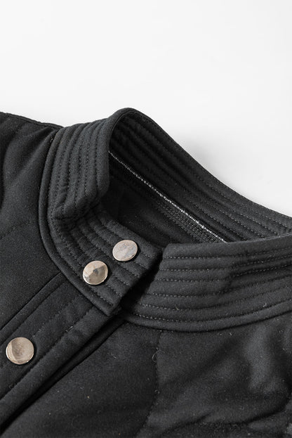Schwarze jacke mit gestepptem druckknopf in uni-farbe