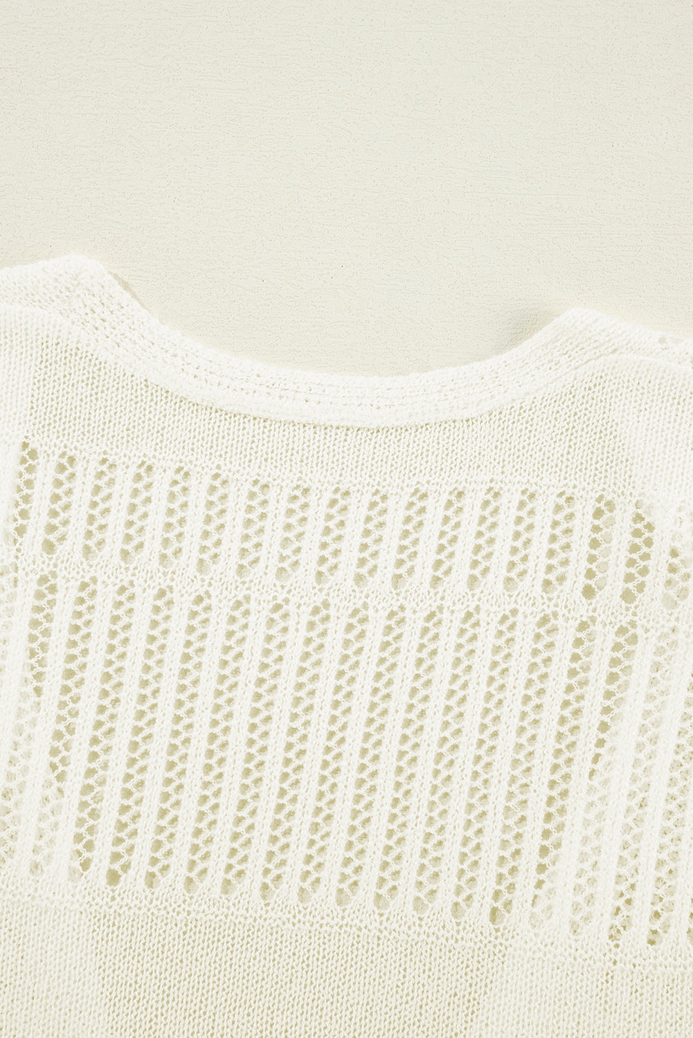 Weiße, einfarbige, leichte, offen gestrickte tunika-strickjacke