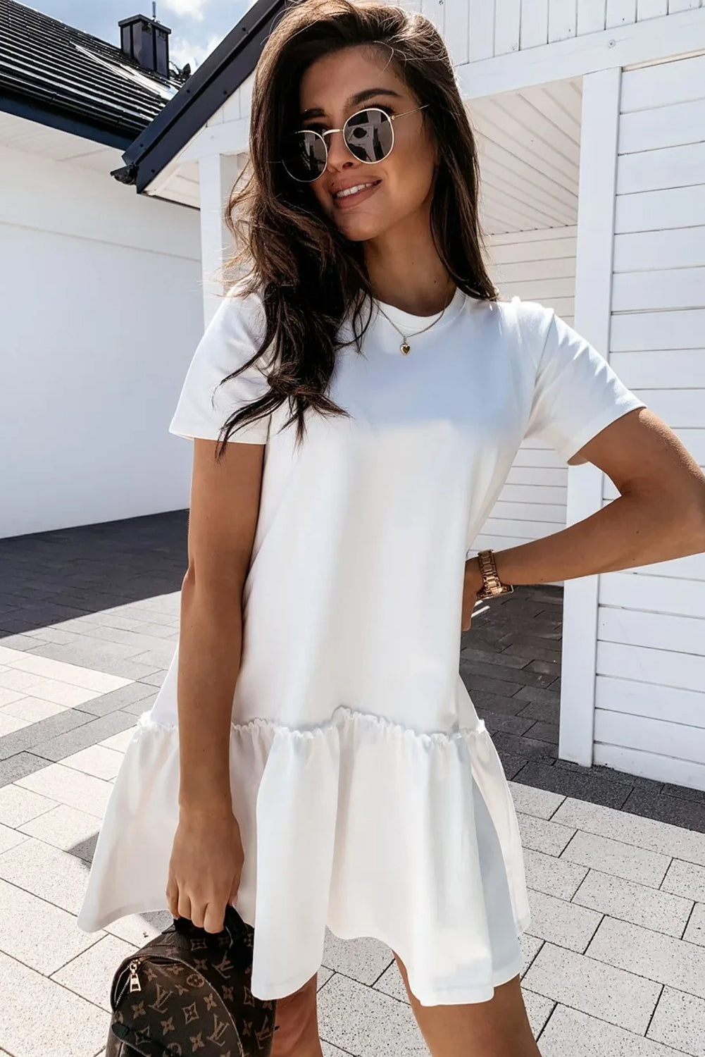 Weißes kurzärmeliges freizeitkleid mit gerüschtem saum