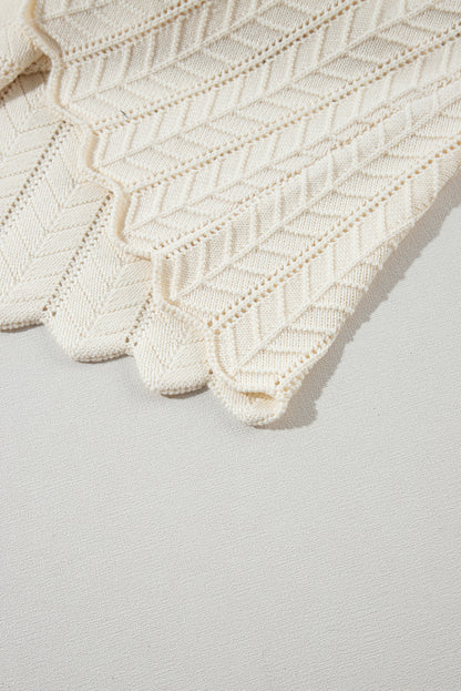 Beigefarbenes strickkleid ohne ärmel mit mischstruktur