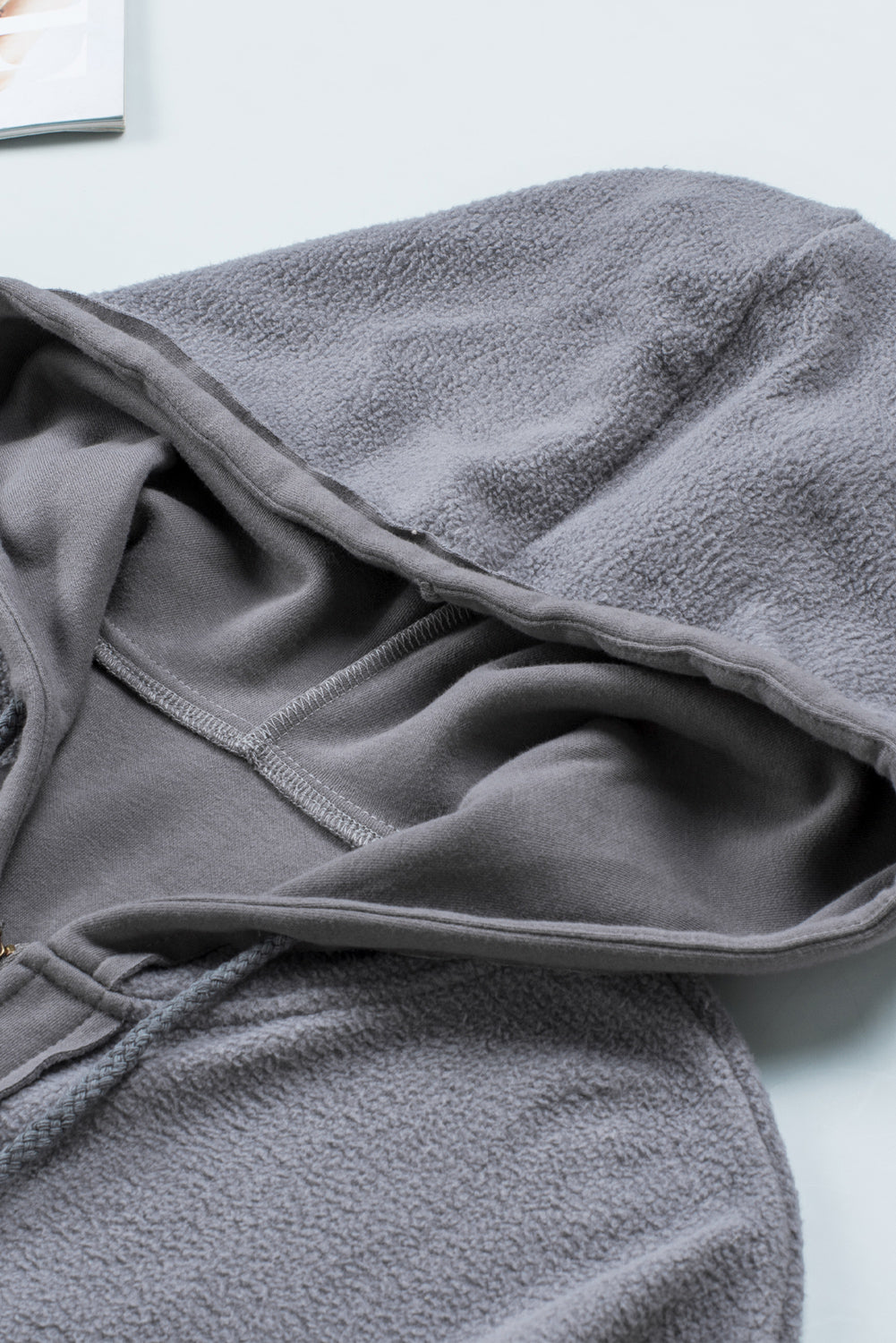 Graue klappentasche mit kordelzug kapuze zip up jacke