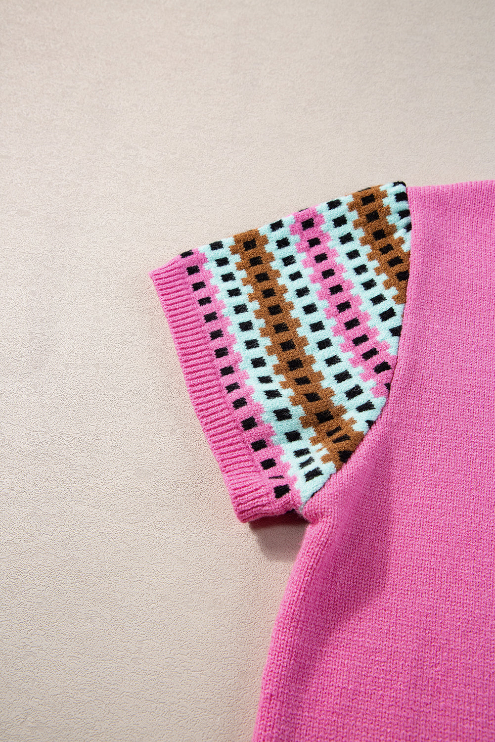 Leuchtend rosa, mit kontrast bedruckter pullover mit rundhalsausschnitt und langen ärmeln