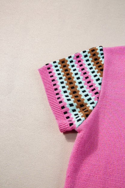 Leuchtend rosa, mit kontrast bedruckter pullover mit rundhalsausschnitt und langen ärmeln