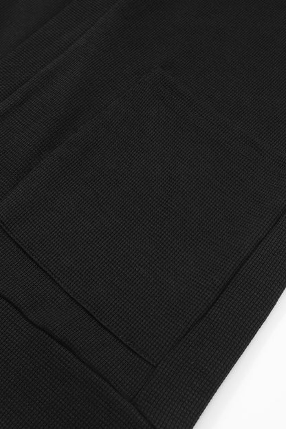 Schwarze thermo-waffelstrick-strickjacke mit taschen