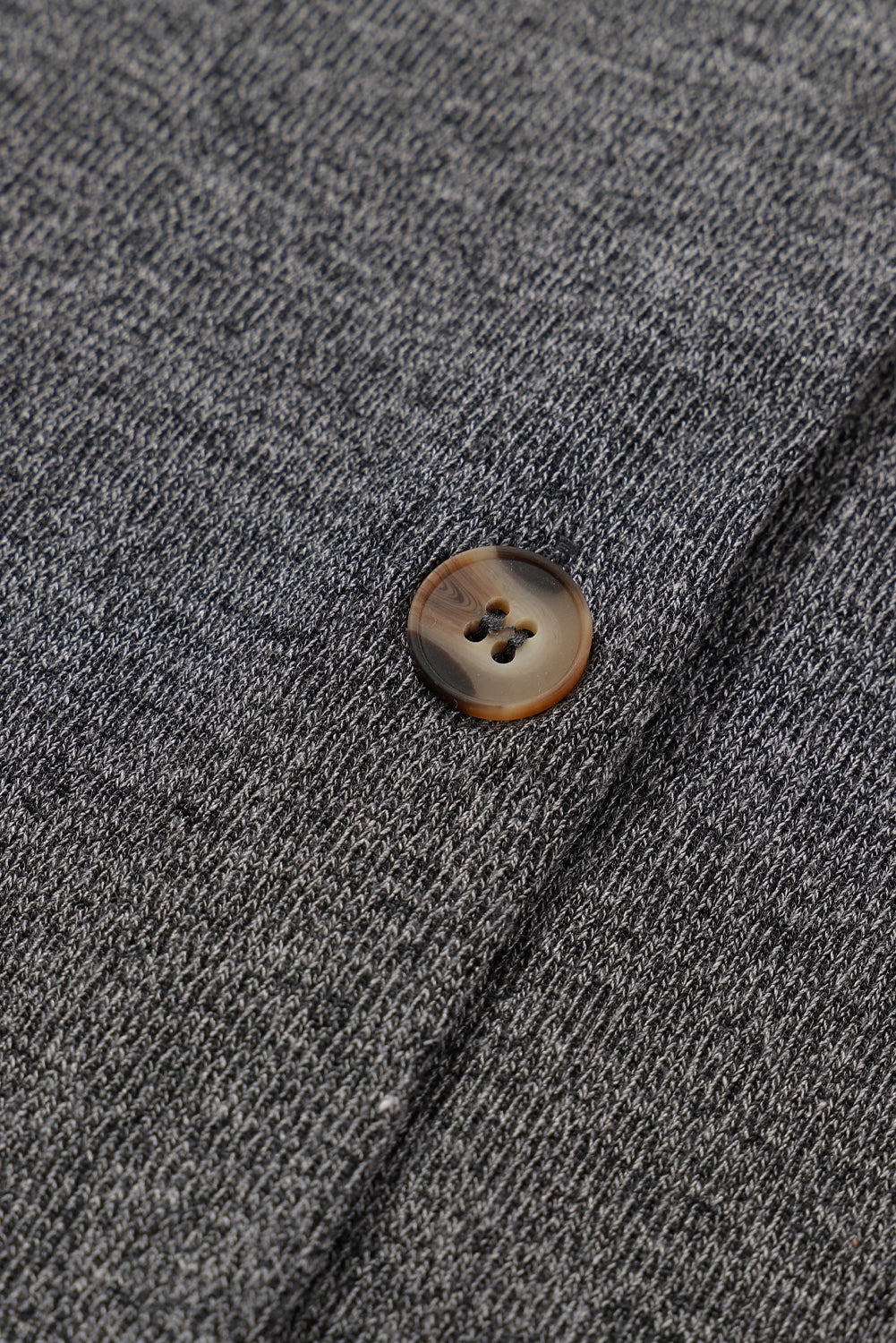 Strickjacke mit taschen und knopfleiste in grauem heidekraut