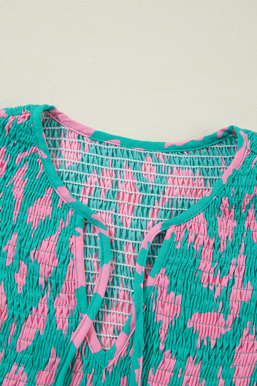 Grünes abstraktes Kleid mit Puffärmeln und geknotetem Halsausschnitt