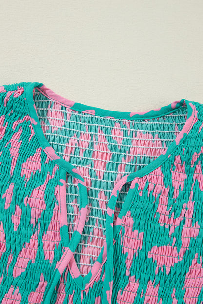 Grünes abstraktes Kleid mit Puffärmeln und geknotetem Halsausschnitt