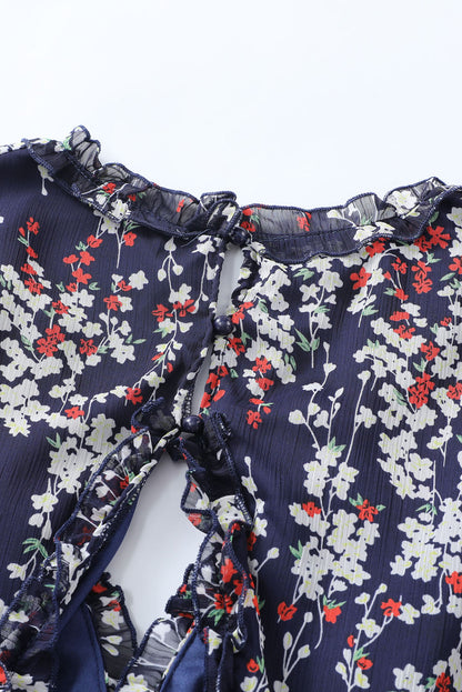 Blaues kleid mit rüschenbesatz und offenem rücken mit blumenmuster