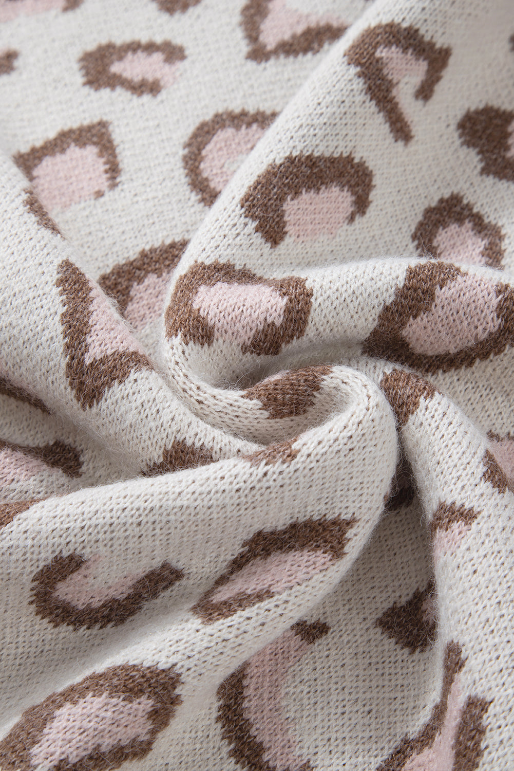 Brauner zweifarbiger pullover mit geripptem saum und leopardenmuster