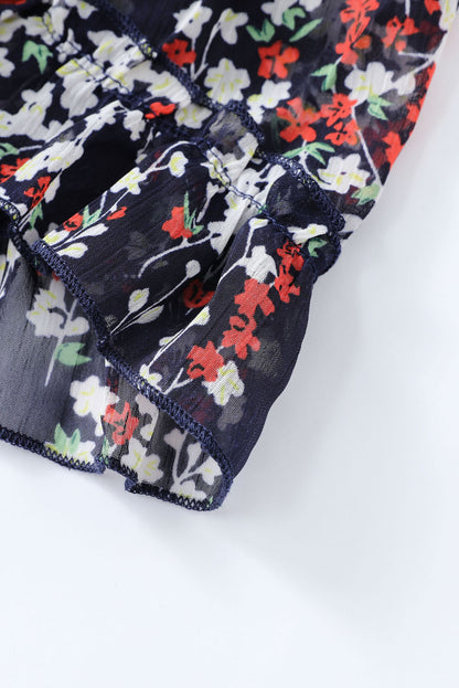 Blaues kleid mit rüschenbesatz und offenem rücken mit blumenmuster