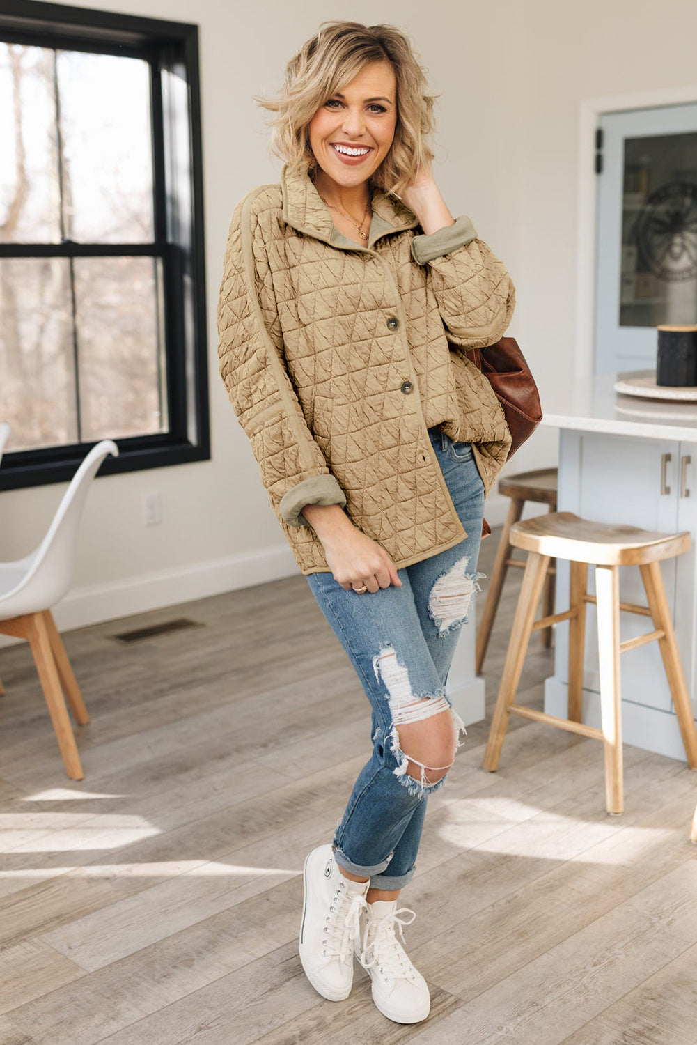 Khaki steppjacke mit trichterhals und knopfleiste