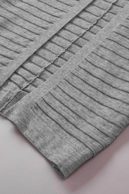 Grauer gerippter strickcardigan mit offener vorderseite