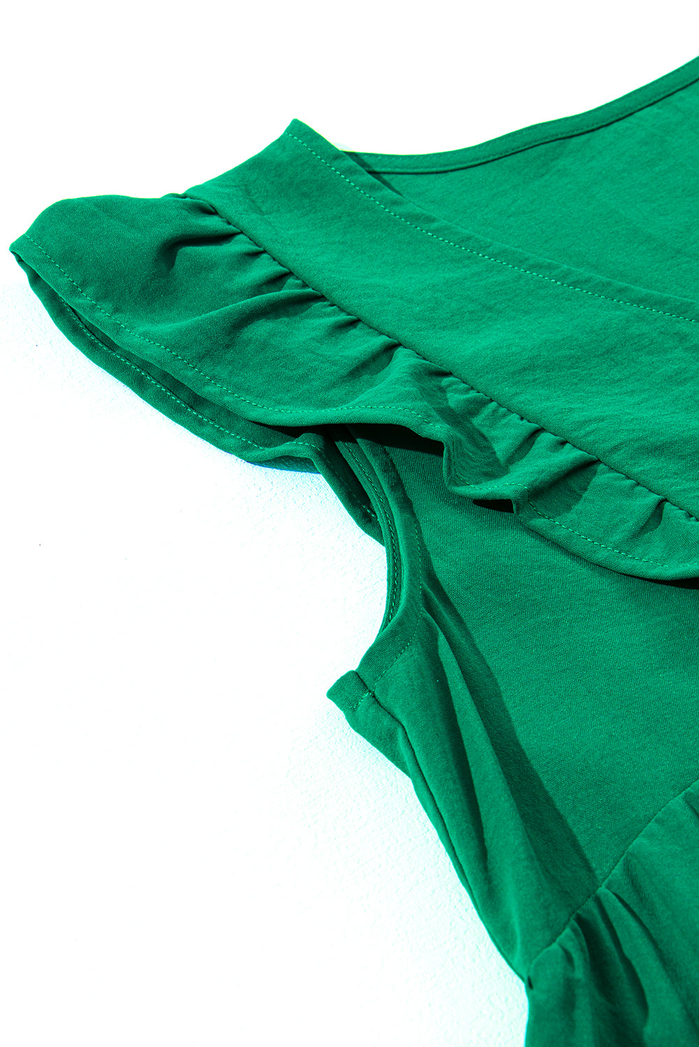 Leuchtend grünes, einfarbiges minikleid mit v-ausschnitt und rüschenbesatz