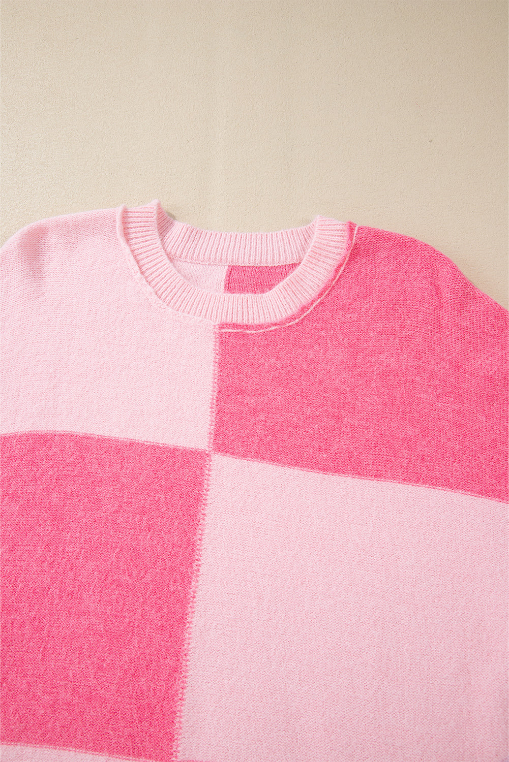 Rosa karierter, gestreifter, hochgeschlossener pullover mit farbblockmuster