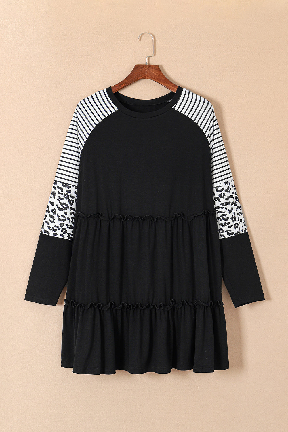Schwarzes gestreiftes leoparden-patch-ärmel-rüschen-kleid in übergröße