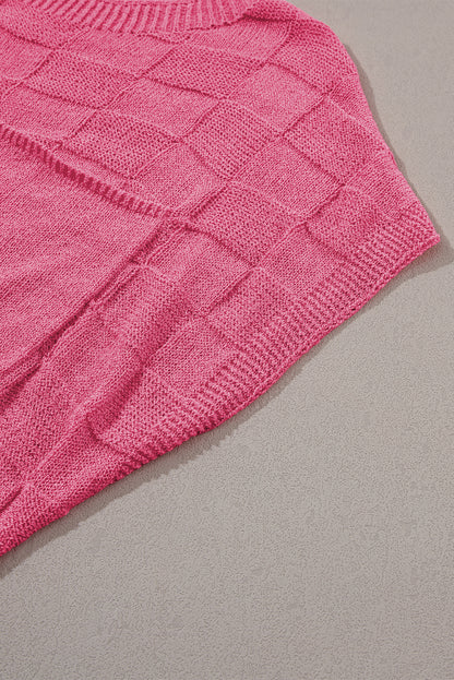 Leuchtend rosafarbener strickpullover mit kurzen ärmeln und gitterstruktur
