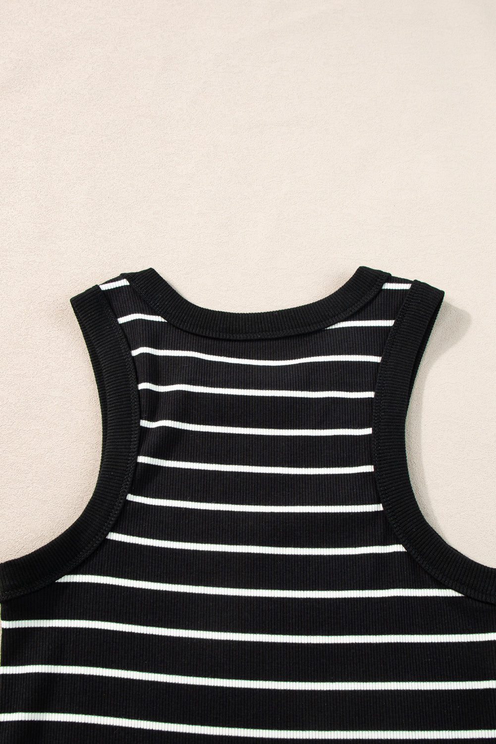 Schwarzes gestreiftes rippenstrick-tank-minikleid