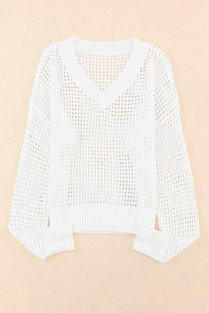 Weißer, hohl gestrickter pullover mit lockerem v-ausschnitt